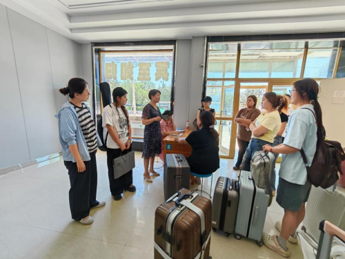 人文关怀护征程·实践启航新未来 —— 人文社科系教师护送23级护理专业学生赴实习岗位  