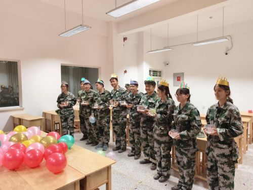 白天站军姿，晚上戴生日帽？ 这所学院的新生被“宠”到了